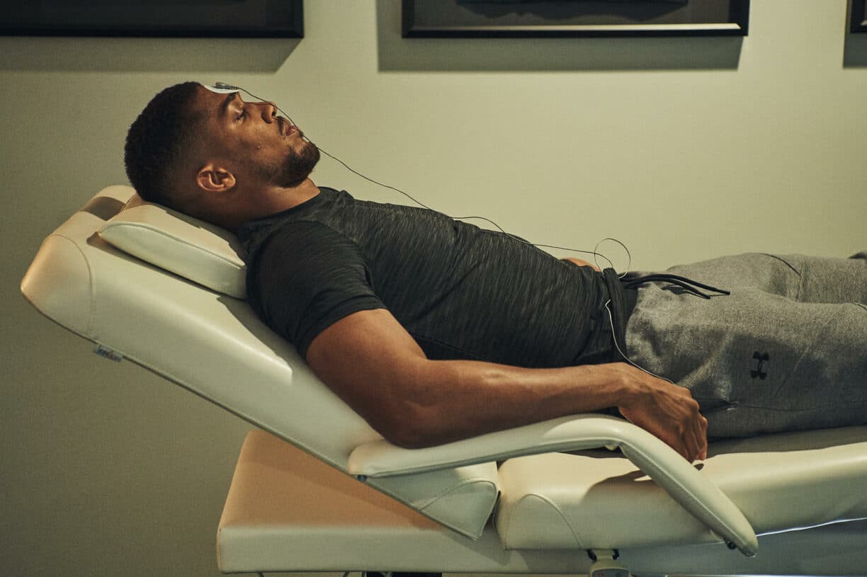 Anthony joshua relaxing before a big fight