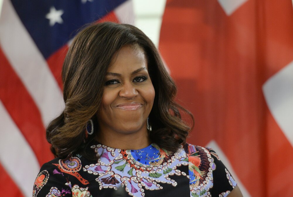 Michelleobamainfrontofstarsandstripesflag
