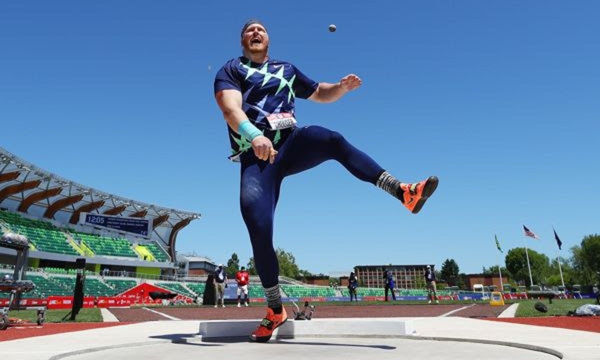 Who owns the 2021 world shot put record?