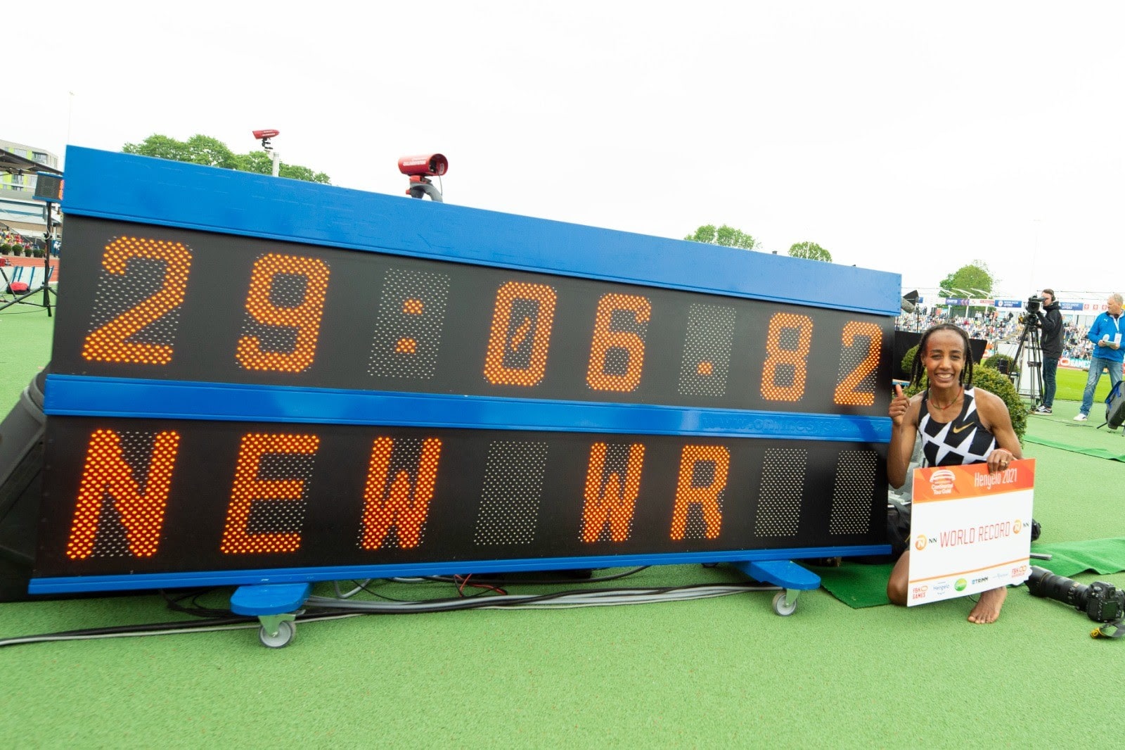 Sifan hassan celebrates world 10,000m record