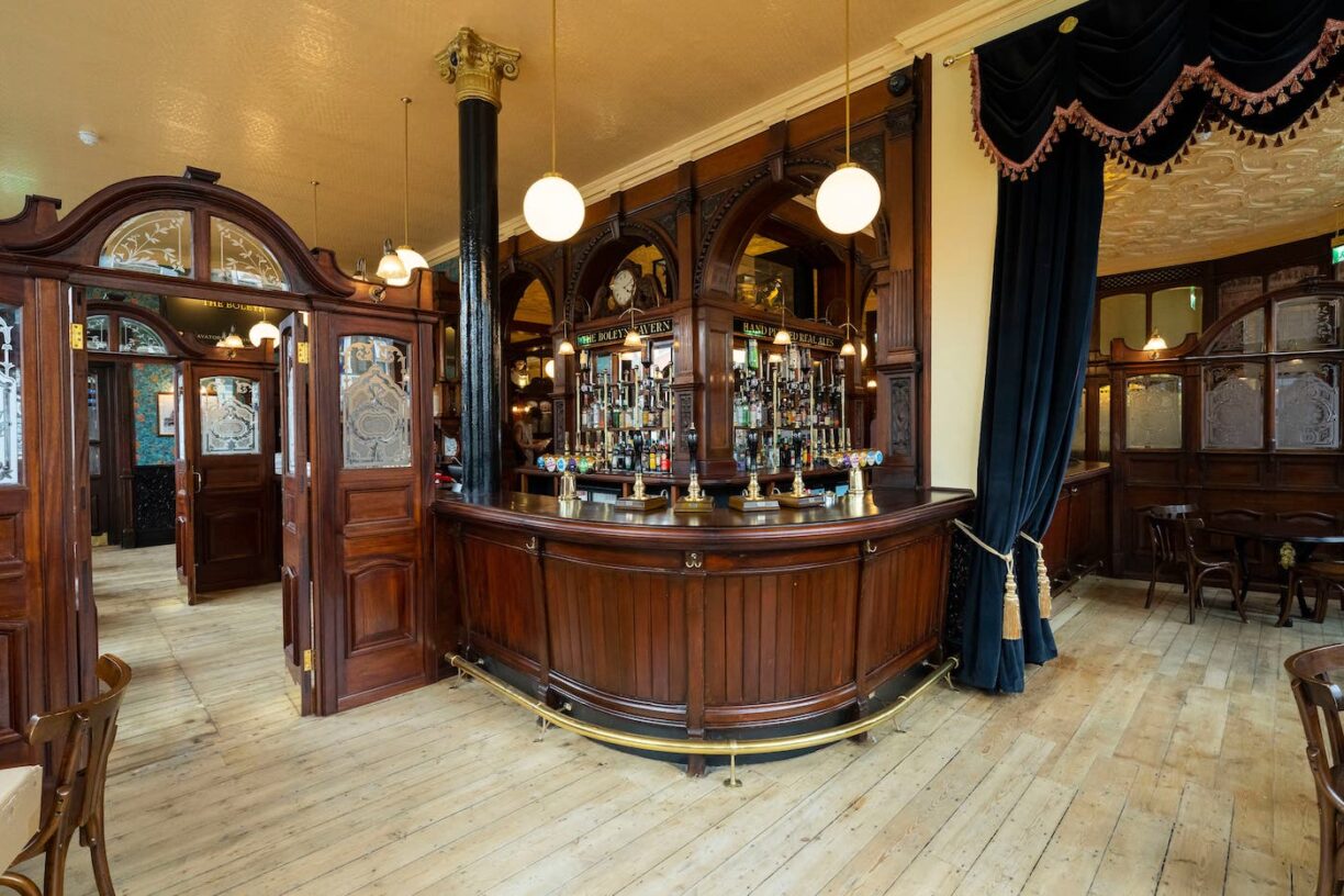 The boleyn main bar