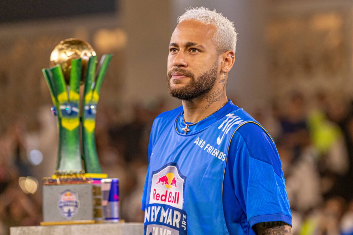 neymar jr with world final trophy