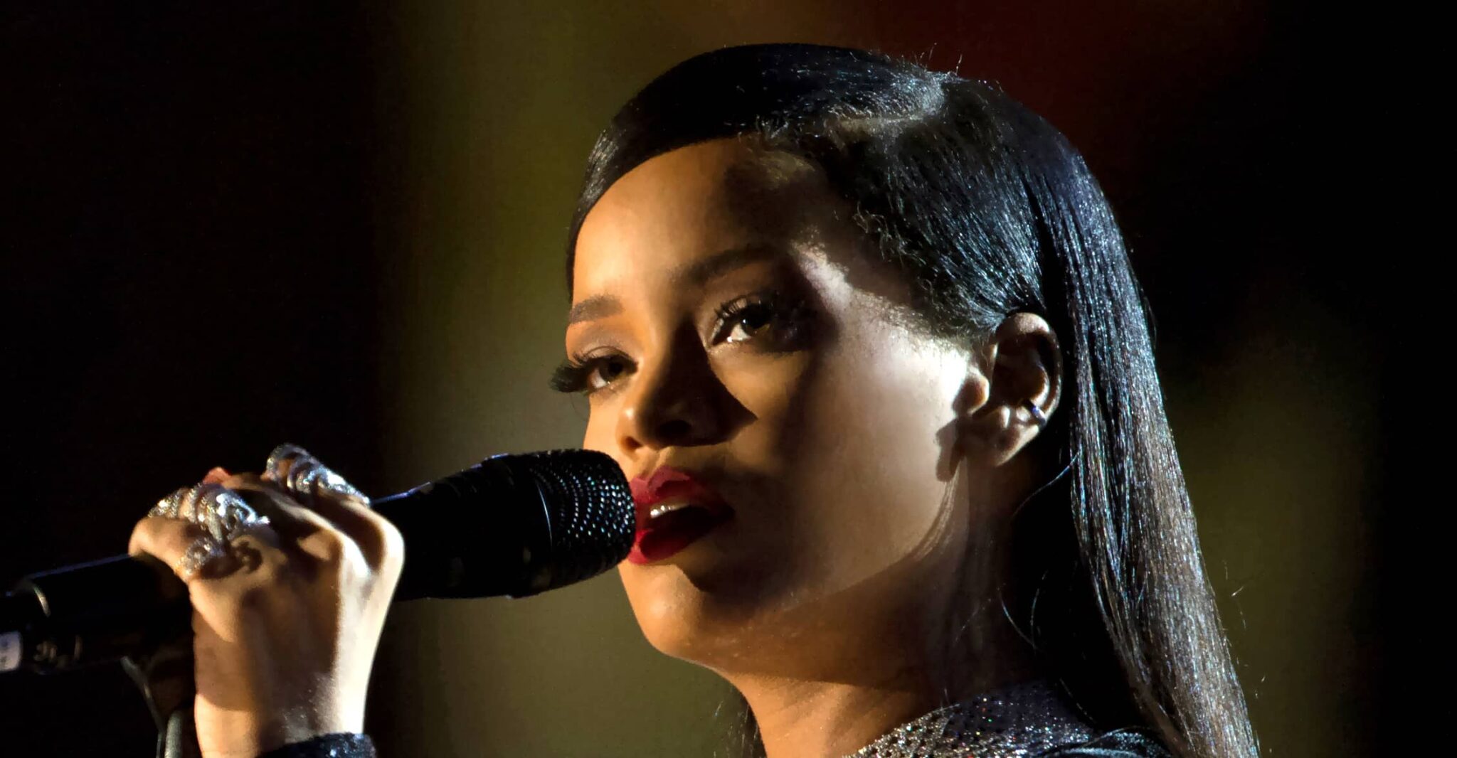Rihanna sings during the concert for valor in washington, d. C. Nov. 11, 2014